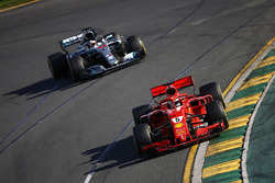 Себастьян Феттель, Ferrari SF71H, и Льюис Хэмилтон, Mercedes AMG F1 W09