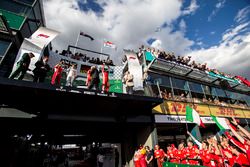 Podio: segundo lugar Lewis Hamilton, Mercedes-AMG F1, ganador de la carrera Sebastian Vettel, Ferrar