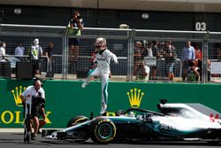 Polesitter Lewis Hamilton, Mercedes-AMG F1 W09 in parc ferme