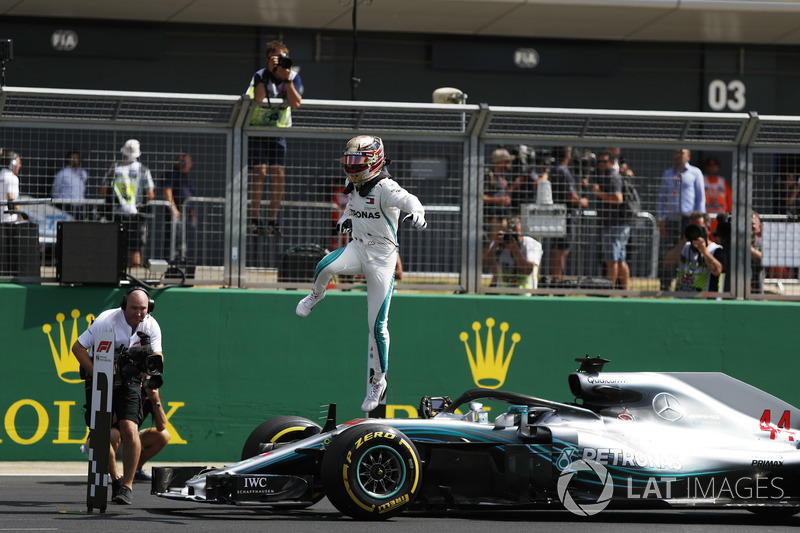 Le poleman Lewis Hamilton, Mercedes-AMG F1 W09 dans le parc fermé