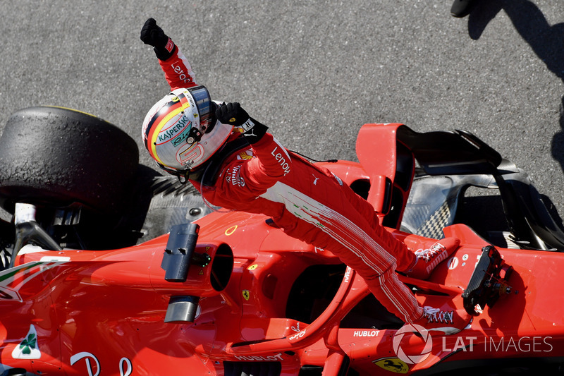 Il vincitore della gara Sebastian Vettel, Ferrari, festeggia nel parco chiuso