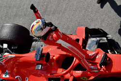 Il vincitore della gara Sebastian Vettel, Ferrari, festeggia nel parco chiuso
