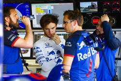 Pierre Gasly, Toro Rosso, avec des ingénieurs