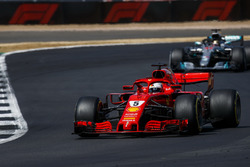 Sebastian Vettel, Ferrari SF71H, voor Lewis Hamilton, Mercedes AMG F1 W09