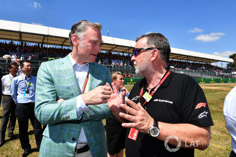 Sean Bratches, director comercial de Formula One y Paul Stoddart