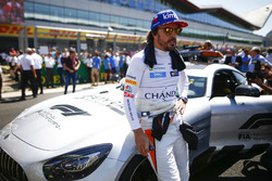 Fernando Alonso, McLaren, sur la grille avec la voiture de sécurité