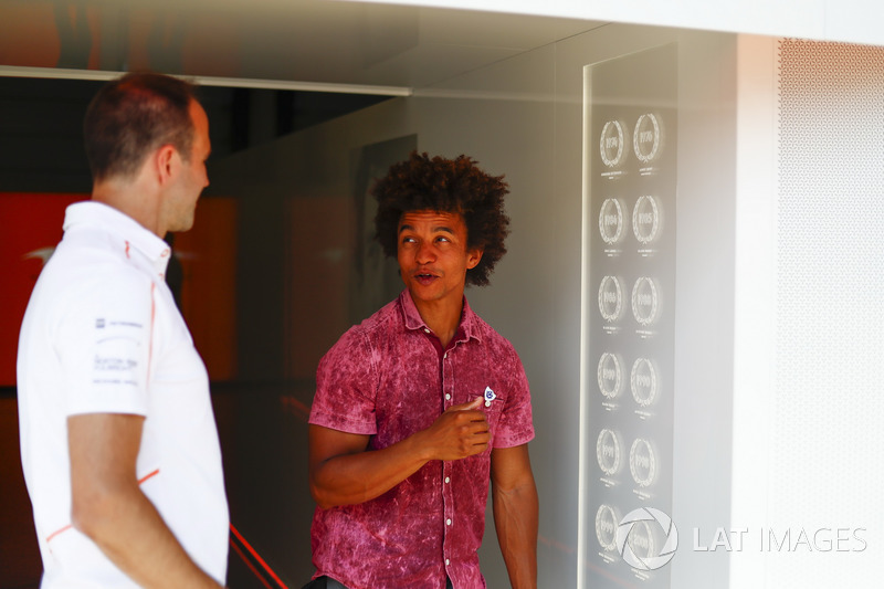 L'ingegnere McLaren Tom Stallard, con il presentatore di Blue Peter, Radzi Chinyanganya