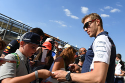 Sergey Sirotkin, Williams imza dağıtıyor