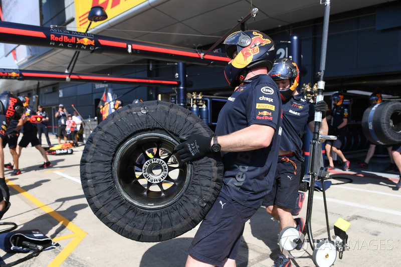 Mekanik Red Bull Racing mempersiapkan ban Pirelli