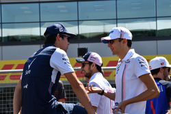 Lance Stroll, Williams and Esteban Ocon, Force India F1 lors de la parade des pilotes