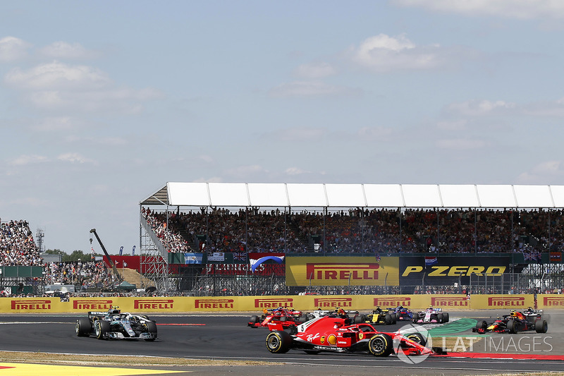 Sebastian Vettel, Ferrari SF-71H devant Max Verstappen, Red Bull Racing RB14 et Lewis Hamilton, Mercedes-AMG F1 W09