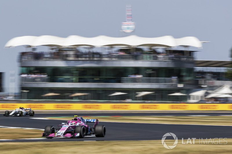 Esteban Ocon, Force India VJM11, devant Charles Leclerc, Sauber C37
