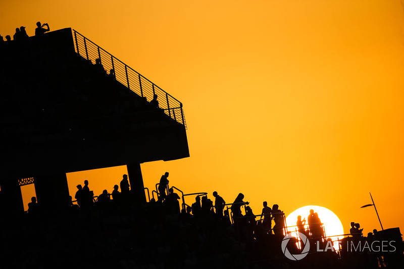 Tribuna con vistas a la pista durante la puesta de sol