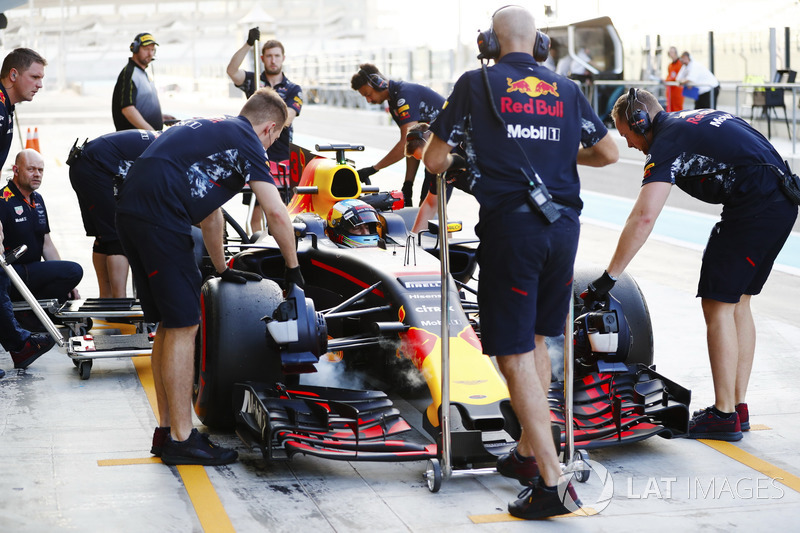 Daniel Ricciardo, Red Bull Racing, pit stop action