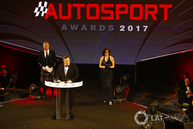 Zak Brown, director ejecutivo de McLaren Technology Group, en el escenario con Lee McKenzie y David Coulthard