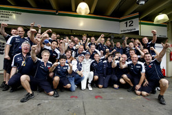 Nico Hulkenberg, Williams takım ile pole pozisyonunu kutluyor