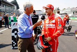 Damon Hill interviewe le poleman Sebastian Vettel, Ferrari