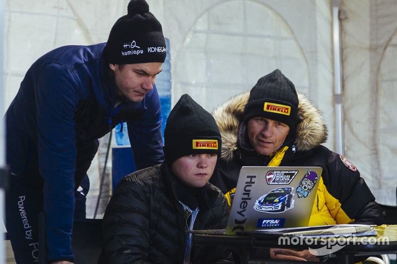 Oliver Solberg studia la telemtria con il padre Peter Solberg