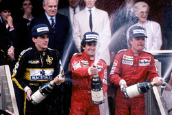 Podio: ganador de la carrera Alain Prost, McLaren, segundo lugar Keke Rosberg, McLaren, tercer lugar