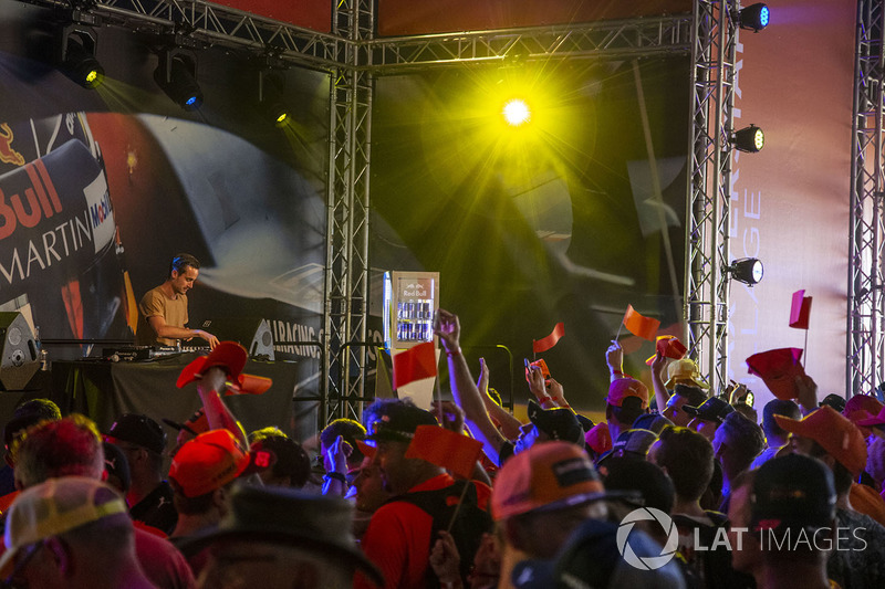 Fans on the campsite