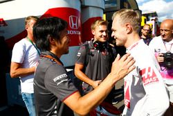 Ayao Komatsu, Chief Race Engineer, Haas F1, with Kevin Magnussen, Haas F1 Team