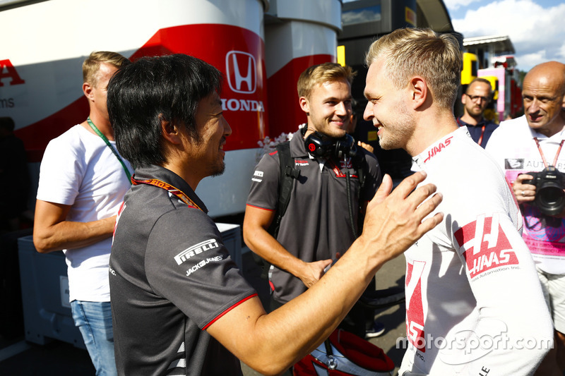 Ayao Komatsu, Chief Race Engineer, Haas F1, with Kevin Magnussen, Haas F1 Team