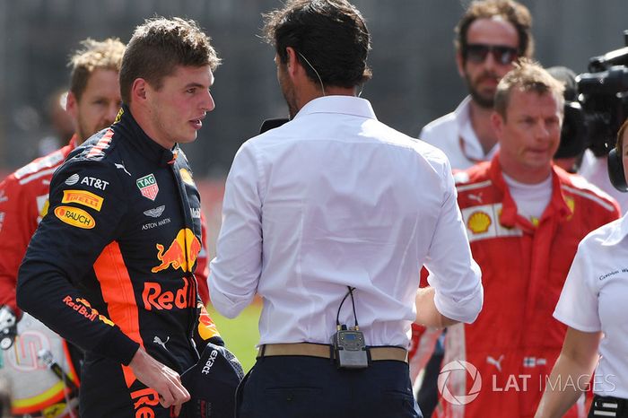 El ganador: Max Verstappen, Red Bull Racing con Mark Webber