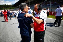 Masashi Yamamoto, manager, Honda Motorsport, et Frederic Vasseur, directeur de Sauber, sur la grille