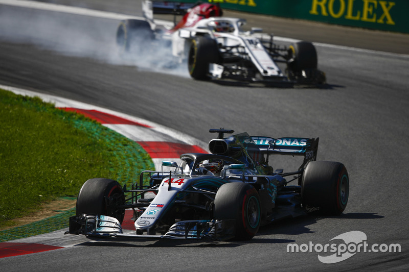 Lewis Hamilton, Mercedes AMG F1 W09, Charles Leclerc, Sauber C37