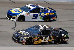 Clint Bowyer, Stewart-Haas Racing, Chevrolet Camaro WIX Filters and Chase Elliott, Hendrick Motorsports, Chevrolet Camaro NAPA Auto Parts