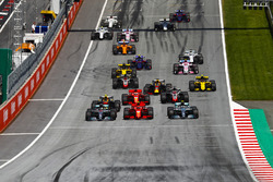 Valtteri Bottas, Mercedes AMG F1 W09, Lewis Hamilton, Mercedes AMG F1 W09, Kimi Raikkonen, Ferrari SF71H, Max Verstappen, Red Bull Racing RB14, Sebastian Vettel, Ferrari SF71H, Romain Grosjean, Haas F1 Team VF-18, the rest of the field at the start of the race