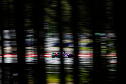 Brendon Hartley, Toro Rosso STR13, strikes up sparks
