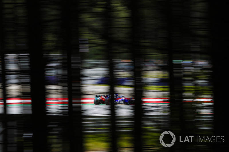Brendon Hartley, Toro Rosso STR13, strikes up sparks