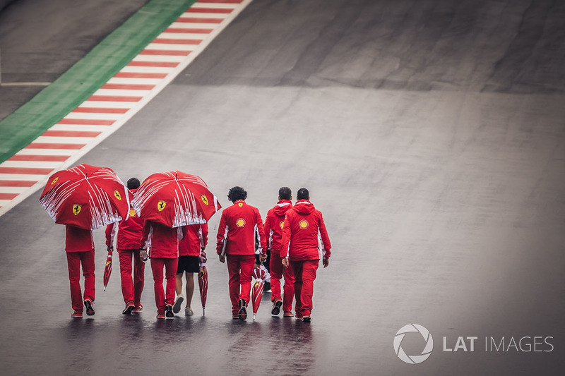 Sebastian Vettel, Ferrari camina por la pista con el equipo