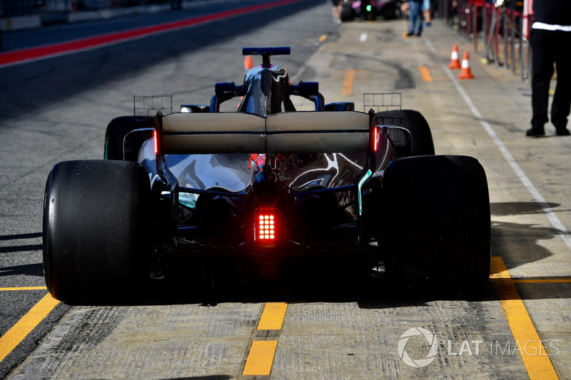 Lewis Hamilton, Mercedes-AMG F1 W09  arka kanat ışığı detayı