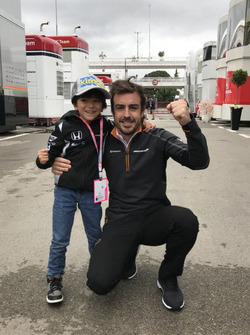 Fernando Alonso com criança
