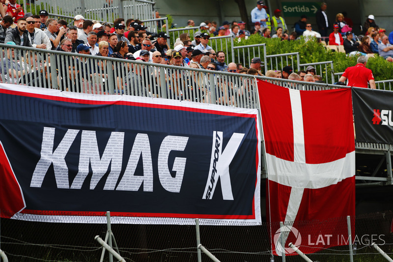 Fãs de Kevin Magnussen se fizeram presentes nesse sábado em Barcelona.