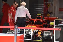 Charlie Whitinget la Ferrari SF71H aux rétroviseurs montés sur le halo