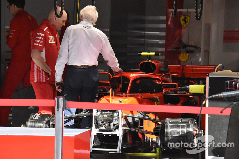 Чарли Уайтинг и Ferrari SF71H с зеркалами заднего вида на Halo