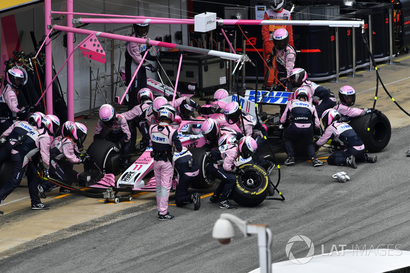 Sergio Perez, Force India VJM11, pit stop