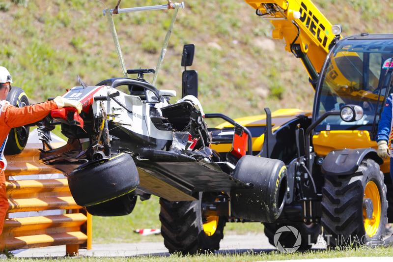 El coche dañado de Romain Grosjean Haas F1 Team VF-18 es removido del circuito