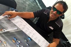 Juan Pablo Montoya firma cartel de Justin Wilson