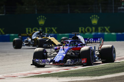 Brendon Hartley, Toro Rosso STR13, leads Nico Hulkenberg, Renault Sport F1 Team R.S. 18