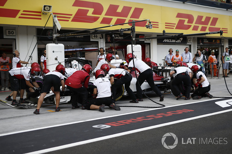 Charles Leclerc, Sauber C37 pit stop
