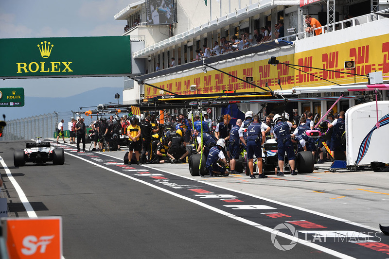 Sergey Sirotkin, Williams FW41 pit stop