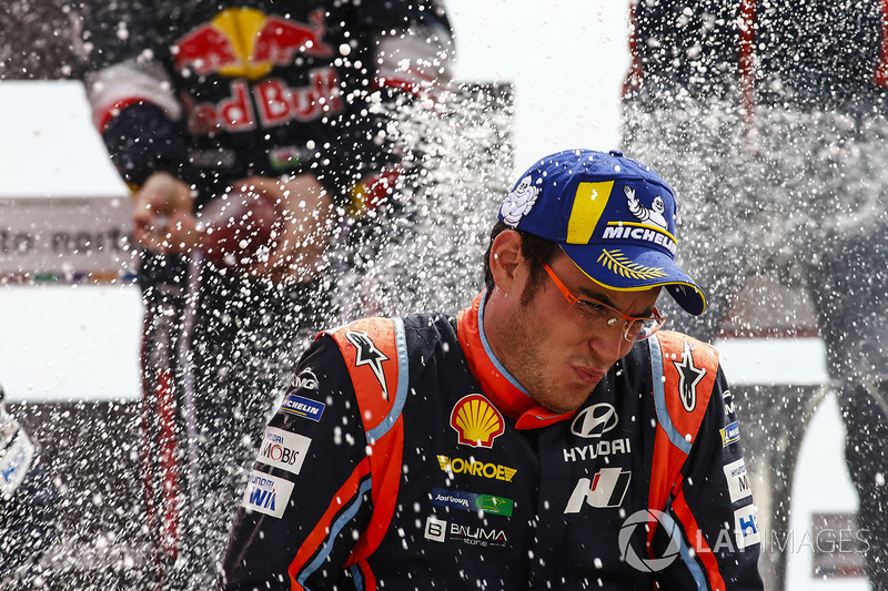 Podium: winner Thierry Neuville, Hyundai Motorsport