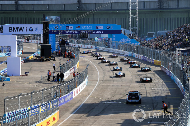 I piloti si schierano in griglia prima della partenza dell'ePrix di Berlino