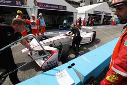 Jose Maria Lopez, Dragon Racing, viene spinto nel garage dopo l'incidente in pit lane con Antonio Felix da Costa, Andretti Formula E Team