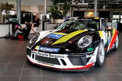 La Porsche 911 GT3 Cup di Simone Pellegrinelli, Bonaldi Motorsport, in esposizione al Centro Porsche Bergamo