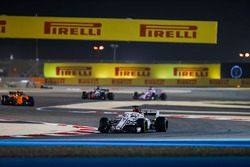 Маркус Эрикссон, Alfa Romeo Sauber C37, и Стоффель Вандорн, McLaren MCL33